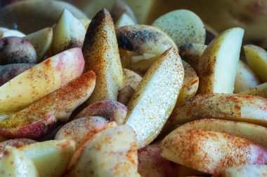 Olgun çiğ patatesler baharatlı arka planda yakın plan çekimleri