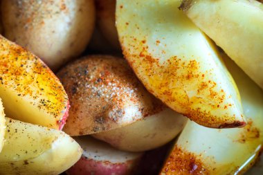 Olgun çiğ patatesler baharatlı arka planda yakın plan çekimleri