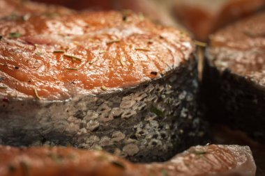 Çiğ somon fileto, sebzeli ve baharatlı fırın tepsisi.