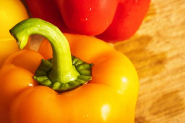 Taze biberler yakın plan renkli desen arka plan