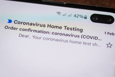 İngiltere 'deki akıllı telefon ekranında Covid 19 e-posta bildirimi