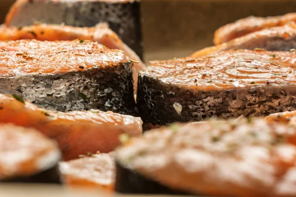 Filés de salmão crus com ervas e especiarias na assadeira — Fotografia de Stock