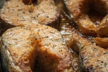 Pişirilmiş somon fileto pişirme tepsisinde yakın plan