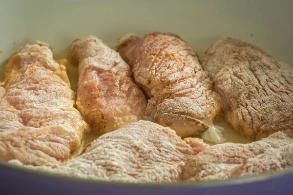 Fritar farinha de filé de peito de frango cru coberto close-up — Fotografia de Stock