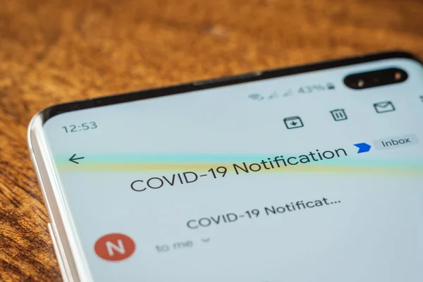Covid 19 уведомлений электронной почты на экране смартфона в Англии — стоковое фото