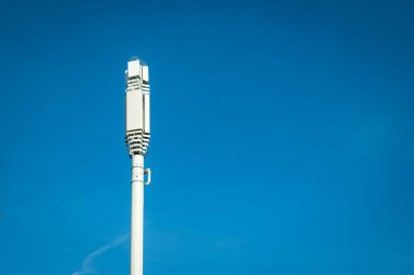 İngiltere 'de 5G telekomünikasyon hücresel ağ kulesi