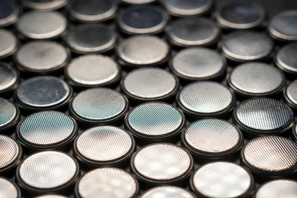CR2032 μπαταρία κυττάρων νόμισμα φόντο closeup διαφάνεια τηγάνι — Φωτογραφία Αρχείου