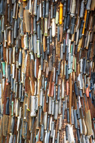 Northampton, İngiltere - 5 Mayıs 2022: Bıçak Meleği heykeli All Saints Kilisesi 'nin önünde sergilendi