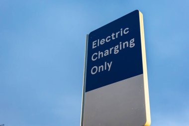 İngiltere 'de elektrikli araç şarj noktası tabelası direği