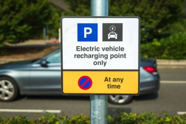 İngiltere 'de elektrikli araç şarj noktası tabelası direği