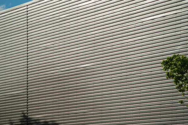 Warehouse wall metal texture surface in industrial estate in england, uk — Fotografia de Stock