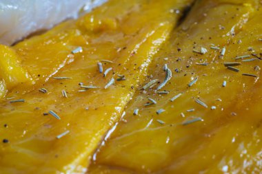 Pişirme tepsisindeki çiğ balık filetosu..