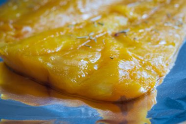 Pişirme tepsisindeki çiğ balık filetosu..