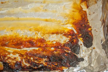 Yağ artıklarıyla birlikte kirli fırın tepsisi..