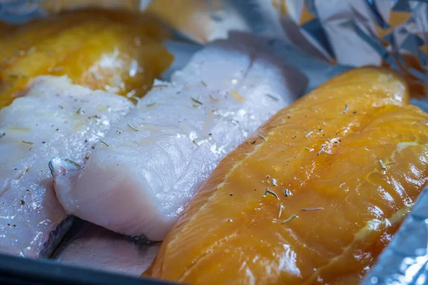 Filetes Peixe Bruto Temperados Assadeira Close — Fotografia de Stock