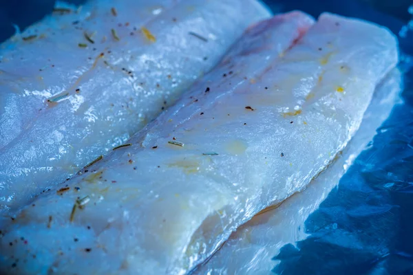 Filetes Peixe Bruto Temperados Assadeira Close — Fotografia de Stock