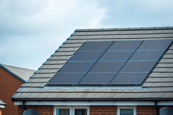 Painéis Solares Montados Telhado Uma Moderna Casa Construção Nova Inglaterra — Fotografia de Stock