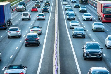 İngiltere 'de İngiltere otoyolunda yoğun trafik bulanıklaşıyor.