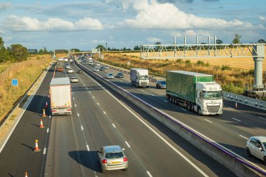 İngiltere 'de İngiltere otoyolunda yoğun trafik bulanıklaşıyor.