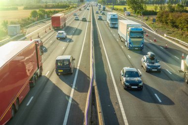 İngiltere 'de İngiltere otoyolunda yoğun trafik bulanıklaşıyor.