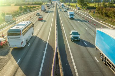 İngiltere 'de İngiltere otoyolunda yoğun trafik bulanıklaşıyor.