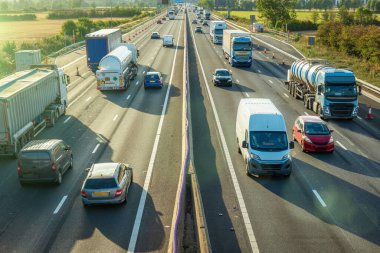 İngiltere 'de İngiltere otoyolunda yoğun trafik bulanıklaşıyor.