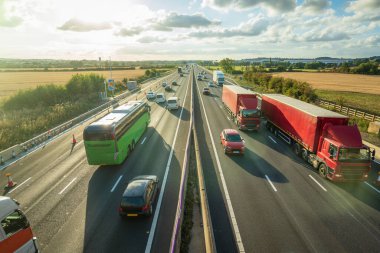 İngiltere 'de İngiltere otoyolunda yoğun trafik bulanıklaşıyor.