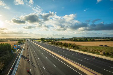 İngiltere 'de İngiltere otoyolunda yoğun trafik bulanıklaşıyor.