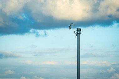 Ön plan üzerinde Cctv kamera ile İngiltere'de otoyol trafik güneşli gün görünümü.