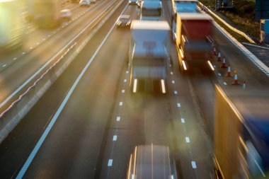 İngiltere 'de İngiltere otoyolunda yoğun trafik bulanıklaşıyor.