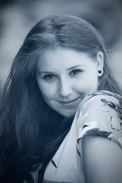 Young woman portrait outdoor — Stock Photo, Image