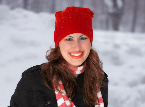 Jonge vrouw buiten in de winter — Stockfoto