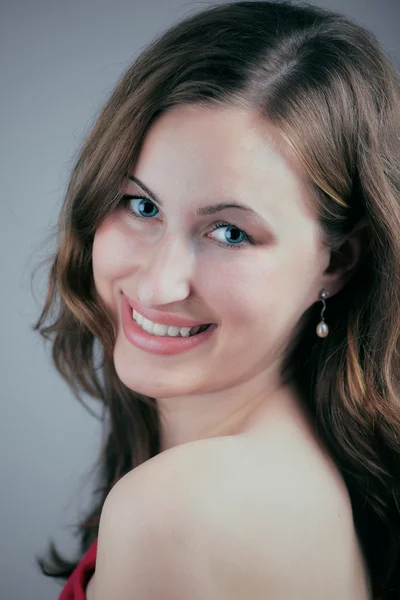 Młoda kobieta uśmiechnięta do kamery — Zdjęcie stockowe