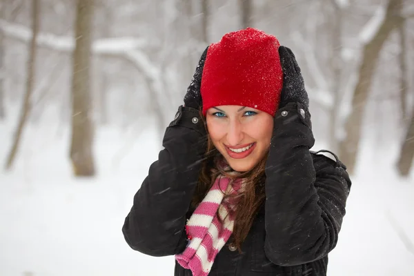 Giovane donna all'aperto in inverno — Foto Stock