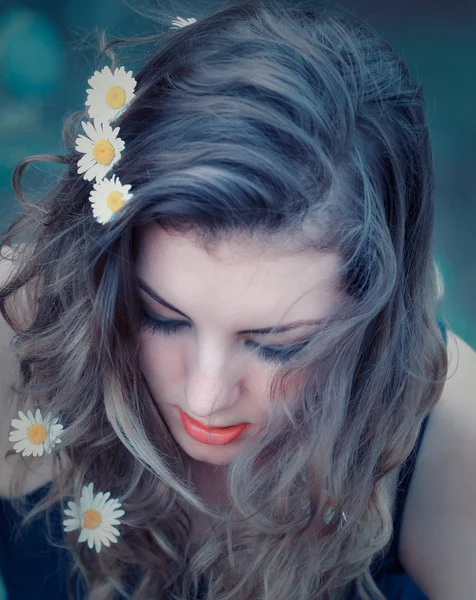 Jovem com flores no cabelo — Fotografia de Stock