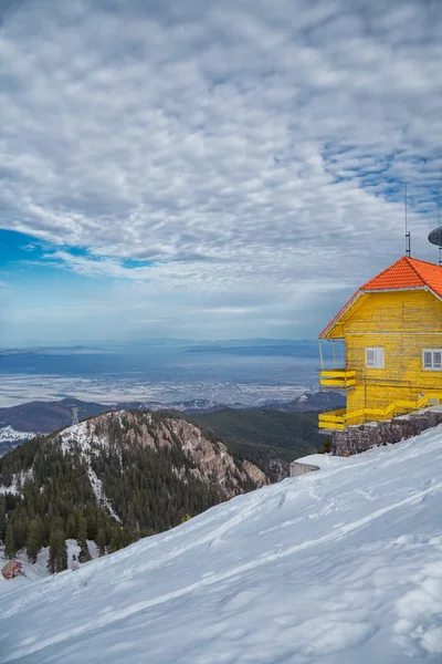 Cabaña amarilla en invierno — Foto de Stock