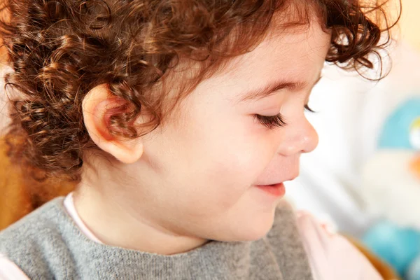 Baby flicka stående — Stockfoto