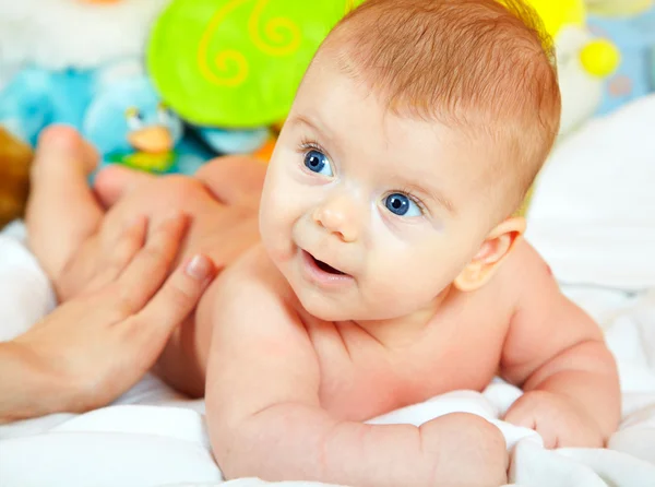 Bebê menino recebendo uma massagem — Fotografia de Stock