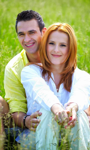 Pareja abrazando al aire libre — Foto de Stock