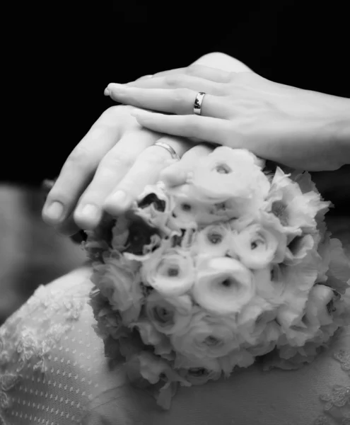 Händerna på bruden och brudgummen — Stockfoto