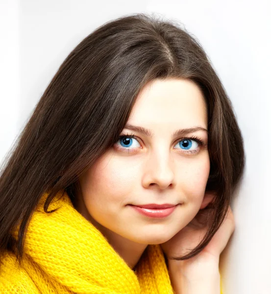 Menina com cachecol amarelo — Fotografia de Stock