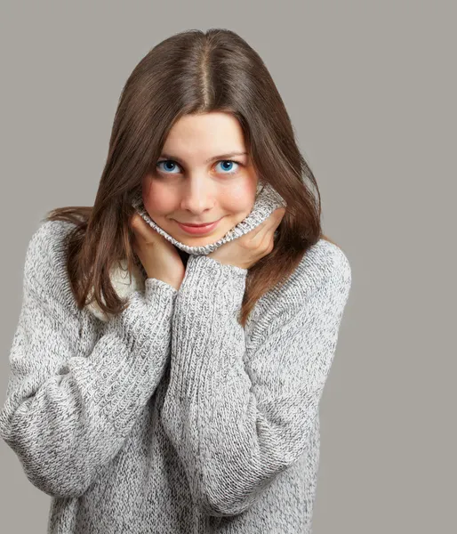 Jovem mulher sorrindo — Fotografia de Stock