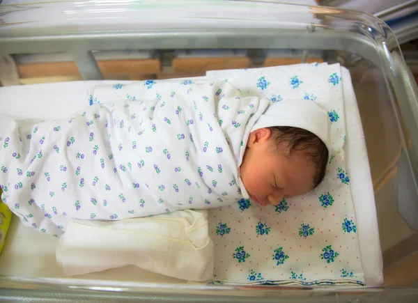 Newborn baby in hospital — Stock Photo, Image