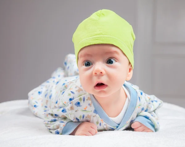 Bébé garçon au moment du ventre — Photo