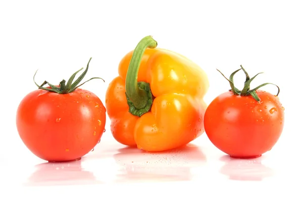 Färska grönsaker på nära håll. paprika och tomater — Stockfoto