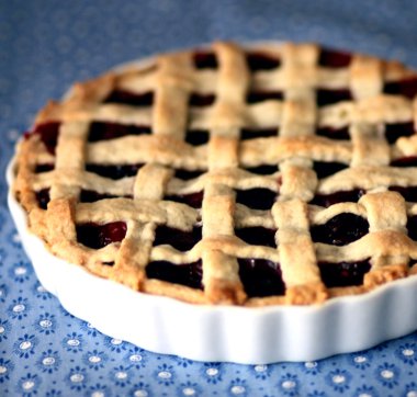 kek ahududu beyaz tabak portre ile