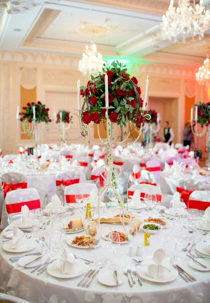 Served banquet table with flowers and candles — Stock Photo, Image