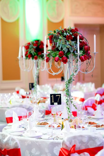 Tavolo da banchetto servito con fiori e candele — Foto Stock