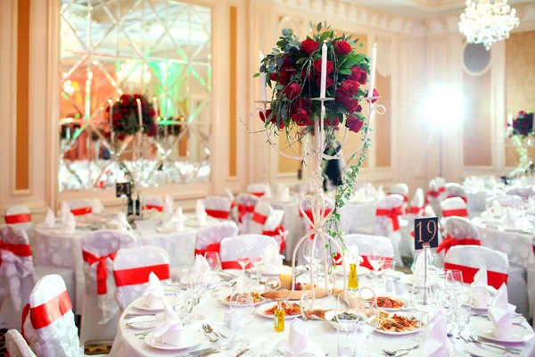 Table de banquet avec fleurs et bougies — Photo