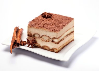 tiramisu beyaz plaka üzerinde bir